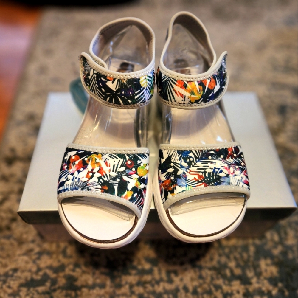 Flower print Bzees wedges 8